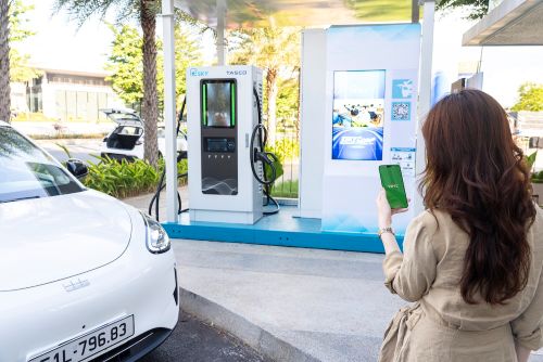 Bài toán đặt ra đối với các nhà sản xuất ngoại không chỉ là chinh phục khách hàng bằng thiết kế hay thông số kỹ thuật, mà là làm thế nào để giải tỏa hoàn toàn tâm lý e ngại hết pin của người tiêu dùng trong bối cảnh quỹ đất đô thị hạn chế và chi phí đầu tư trạm sạc siêu nhanh độc lập là vô cùng đắt đỏ. Ảnh minh hoạ: Tasco Auto.